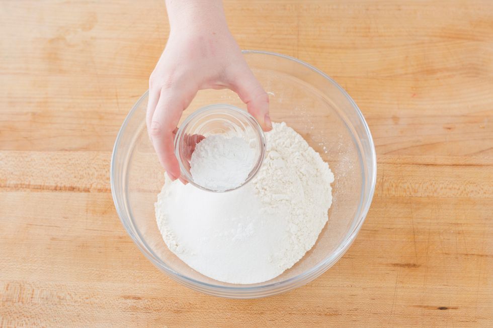 Place baking powder in bowl.