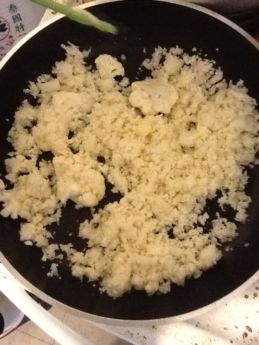 Place cauliflower and garlic into the pan....