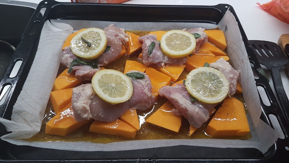 Place chicken fillets evenly spaced on top of the pumpkin. Put one of each of the lemon slices on top.