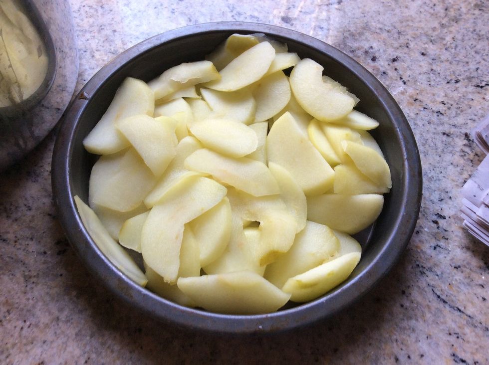 Place cooked apples in a tray.