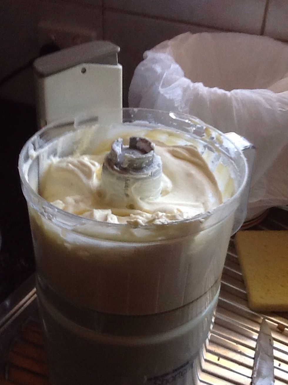 Place cream cheese, lemon juice, vanilla extract and icing sugar into mixer, and mix until well combined and no lumps remaining.