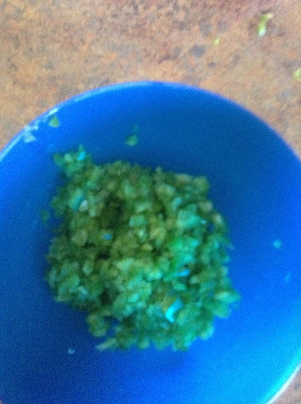 Place green pepper in bowl.