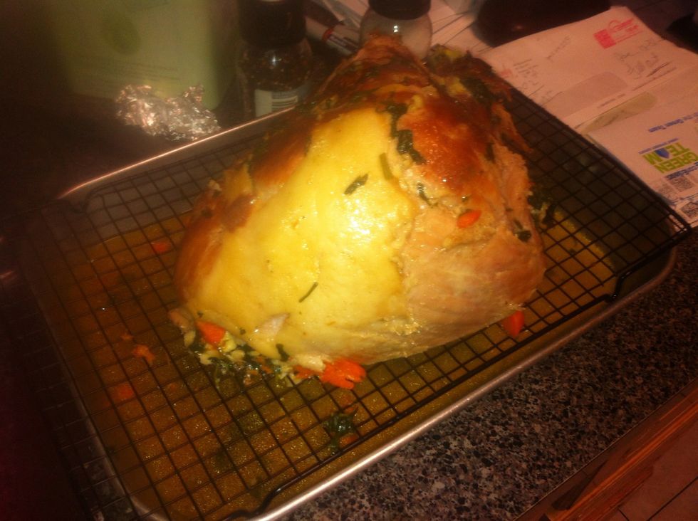 Place ham in cooking rack and pour seasoned water over the ham.