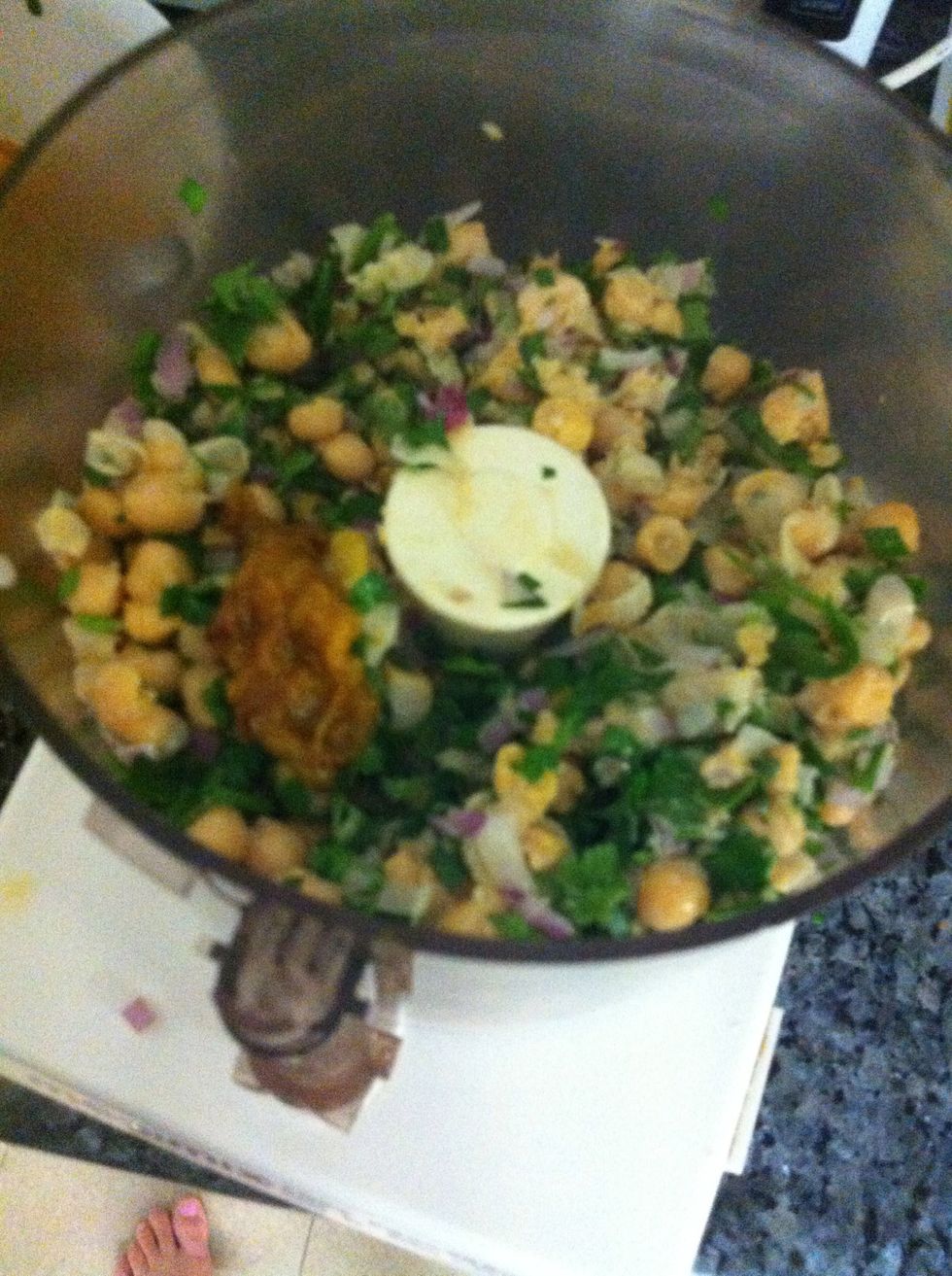 Place herbs onion egg and chickpeas in good process and blend slightly