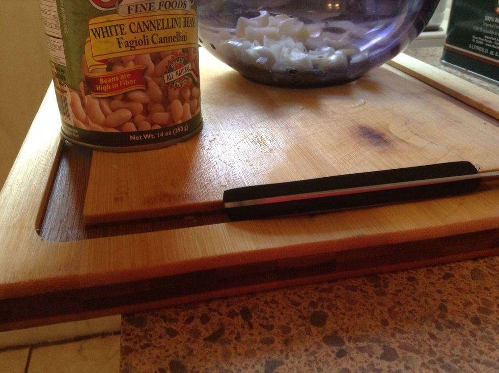 Place in salad bowl to await beans while you rinse them