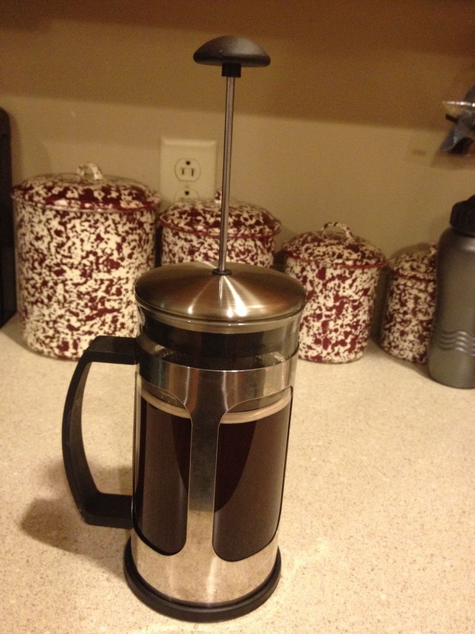 Place lid on French press and let the coffee steep for 5 minutes. Don't push down knob!