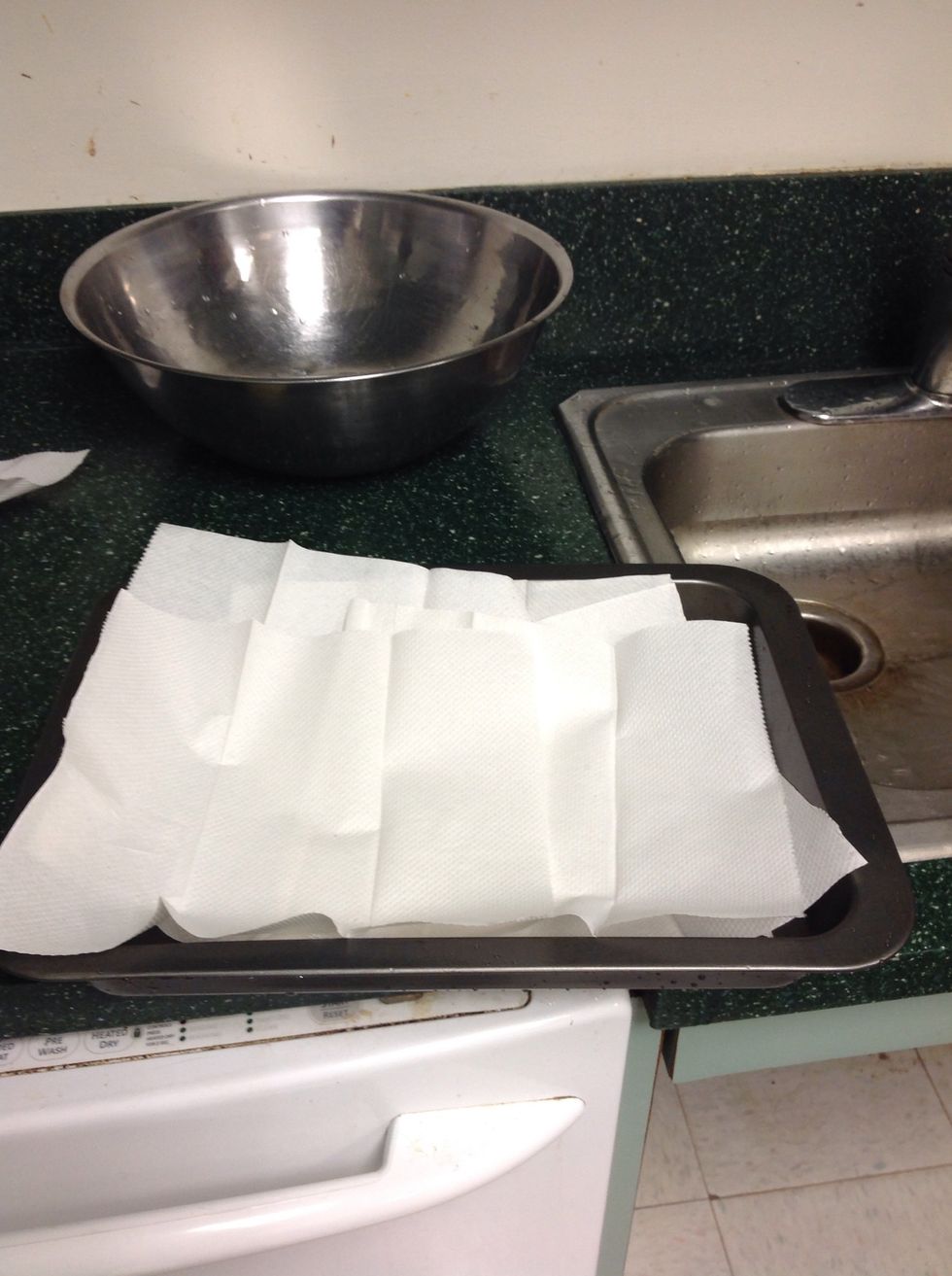 Place napkins in a shallow pan to drain oil from chicken