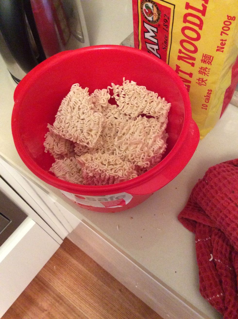 Place noodles in bowl and add boiled water.