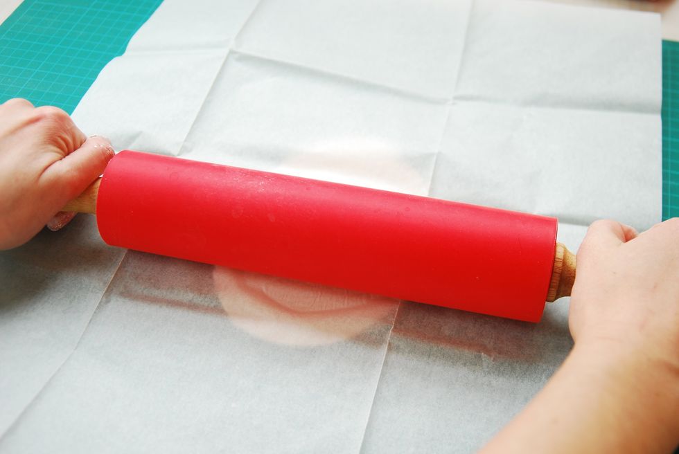 Place on baking paper clay and Roll the rolling pin to thickness of 4-5 mm.