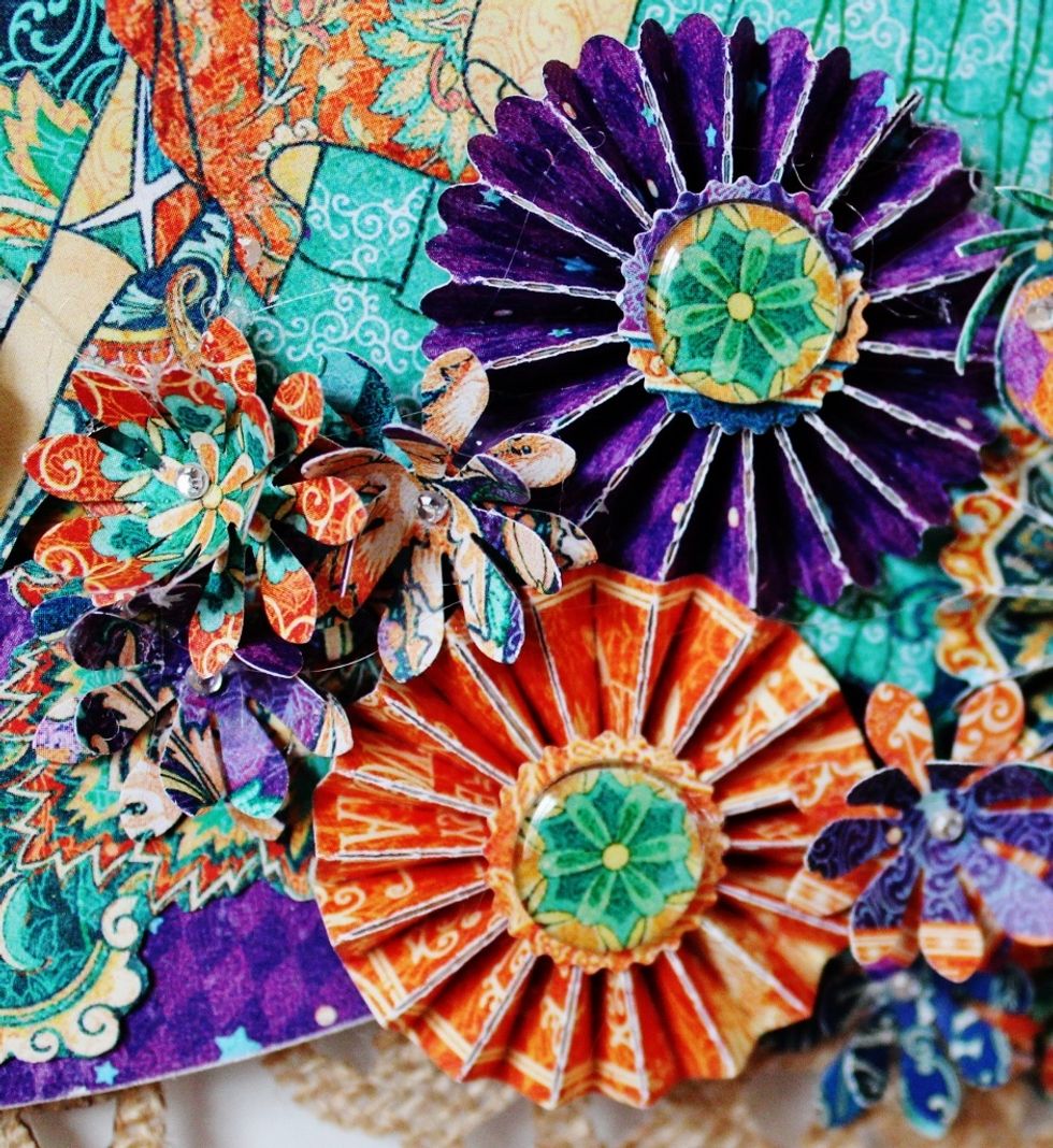 Place on top of accordion rosettes.