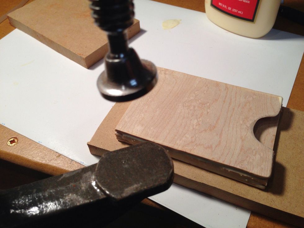 Place on top plate and check fit. After you have pressed down a bit your self then add one wood clamp and two small protective boards and tighten clamp but not to much pressure.
