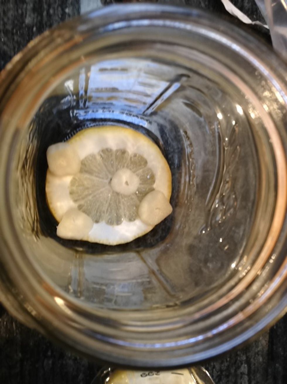 Place one sliced garlic clove in each quart jar.