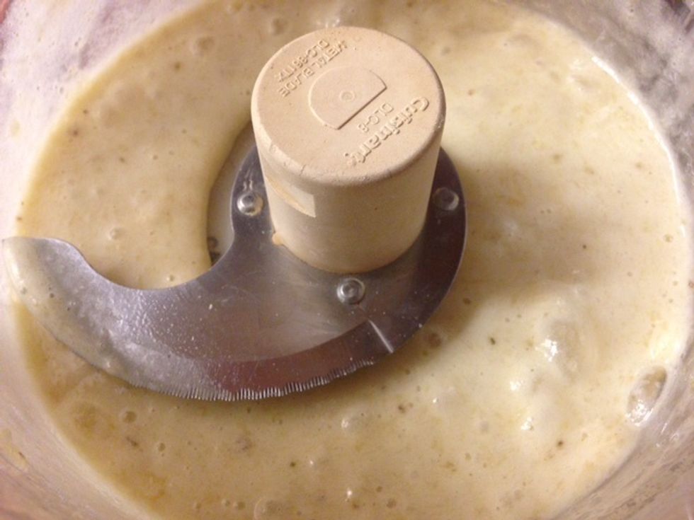 Place peeled banana in blender and blend until smooth and creamy. Put pureed banana into bowl with pellet/oatmeal powder and carrot.