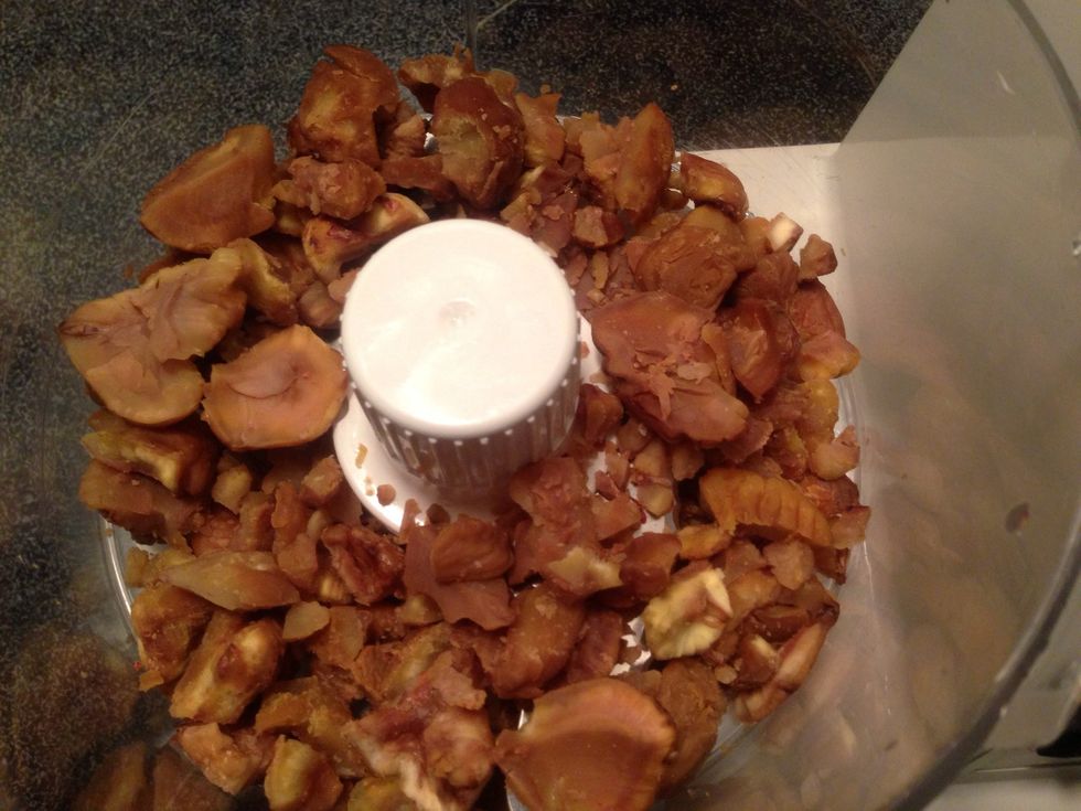 Place peeled chestnuts in a blender or food processor.