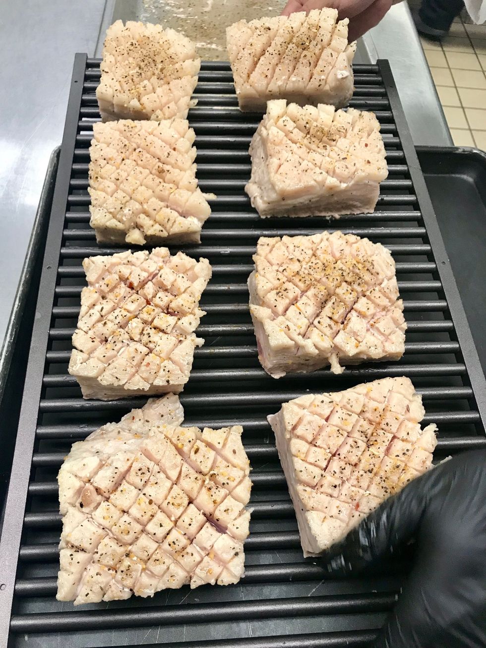 Place pork belly on the combi grill rack.