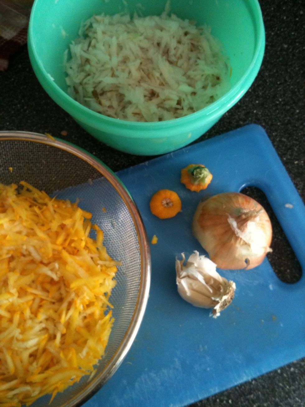 Place potato shreds in a bowl of cold water (starch eviction). Place zucchini shreds in a colander and add a heavy pinch of salt. Stir and let drain at least 10min. Grate the onion and set aside.