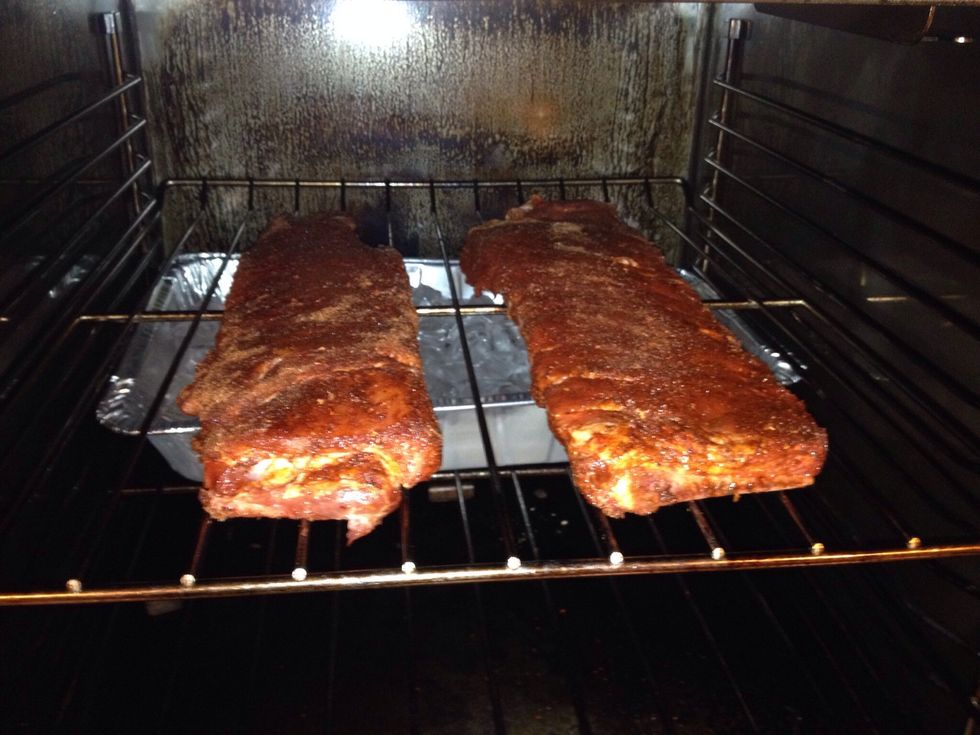 Place ribs on shelf above ice.