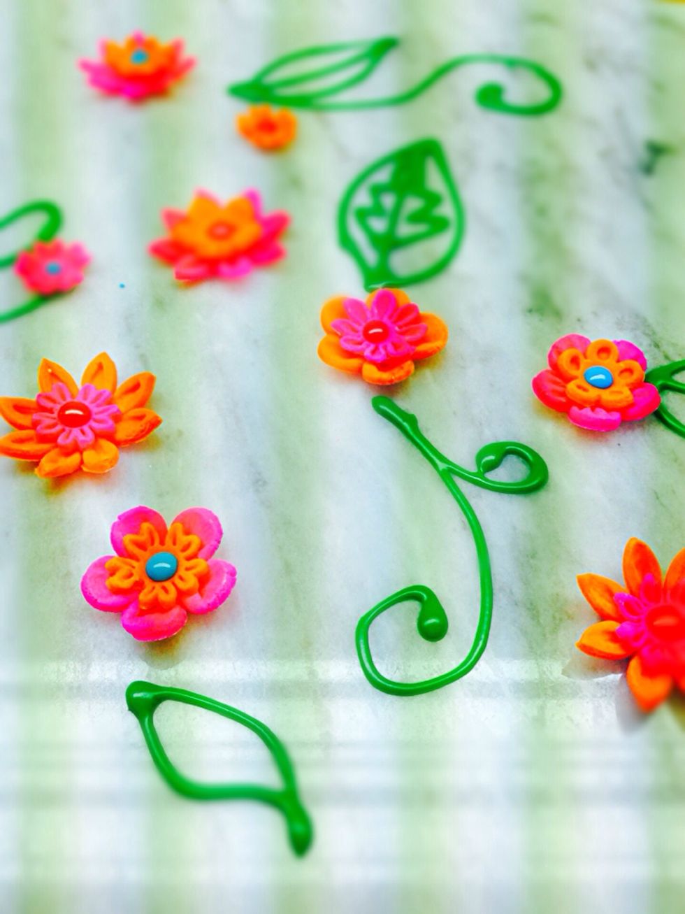 Place some icing as stamen and glue your flowers with water onto your cake. Easy right?