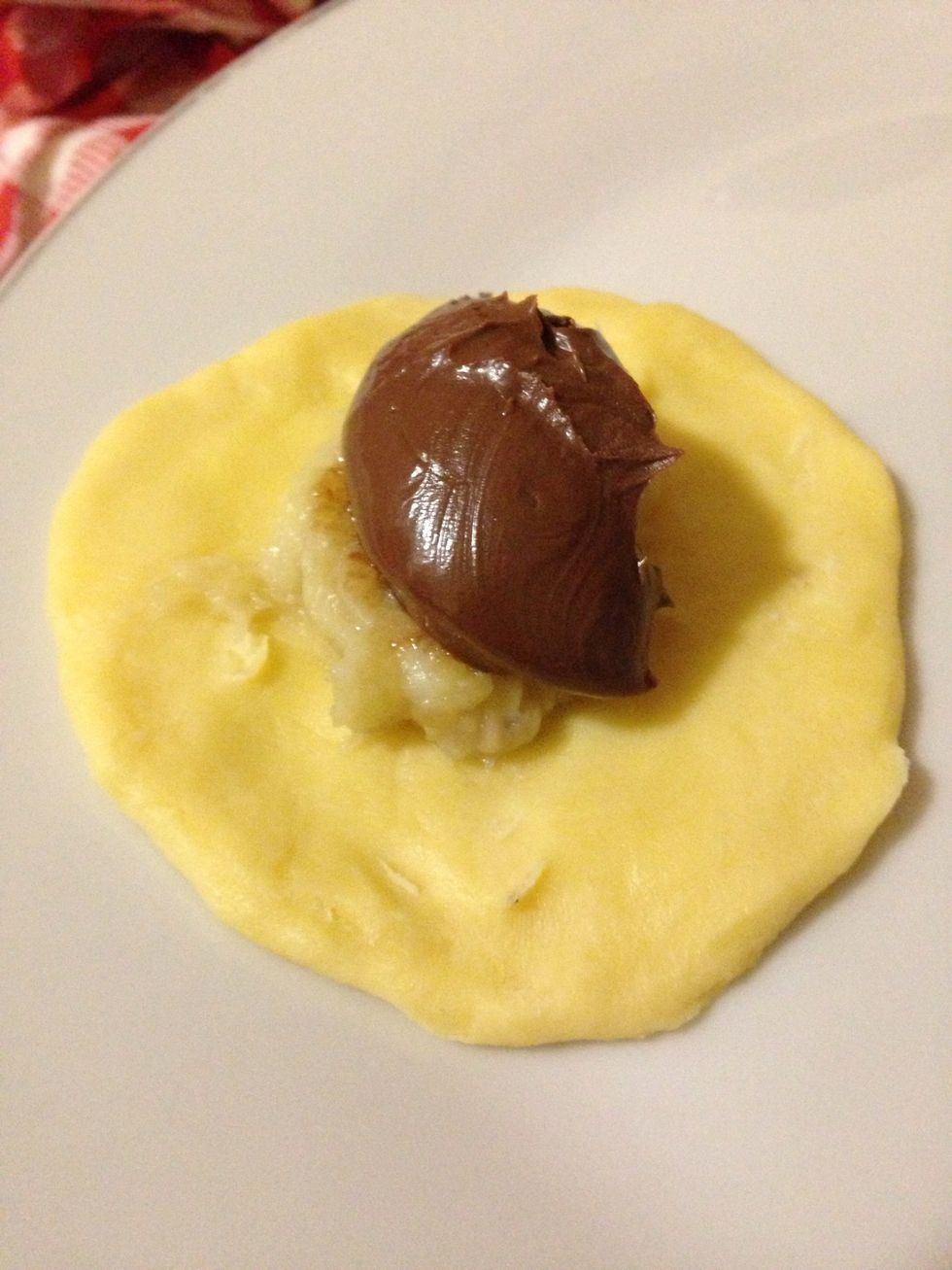 Place some of your banana mixture of top of your circles and then add some Nutella on top ! (Not too much, you have to close up the whole thing)