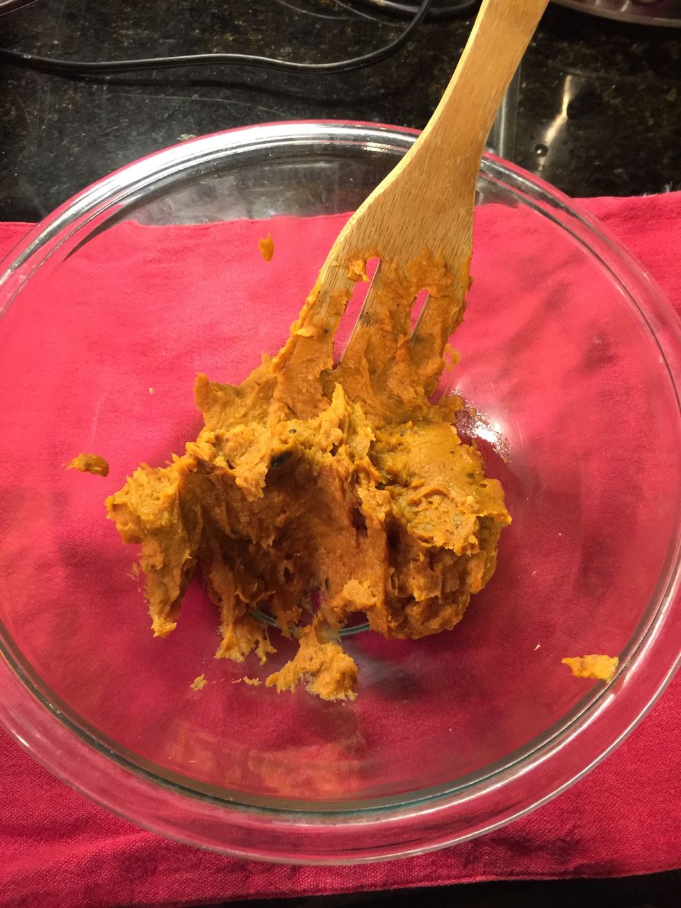 Place sweet potato pur\u00e9e in large bowl.