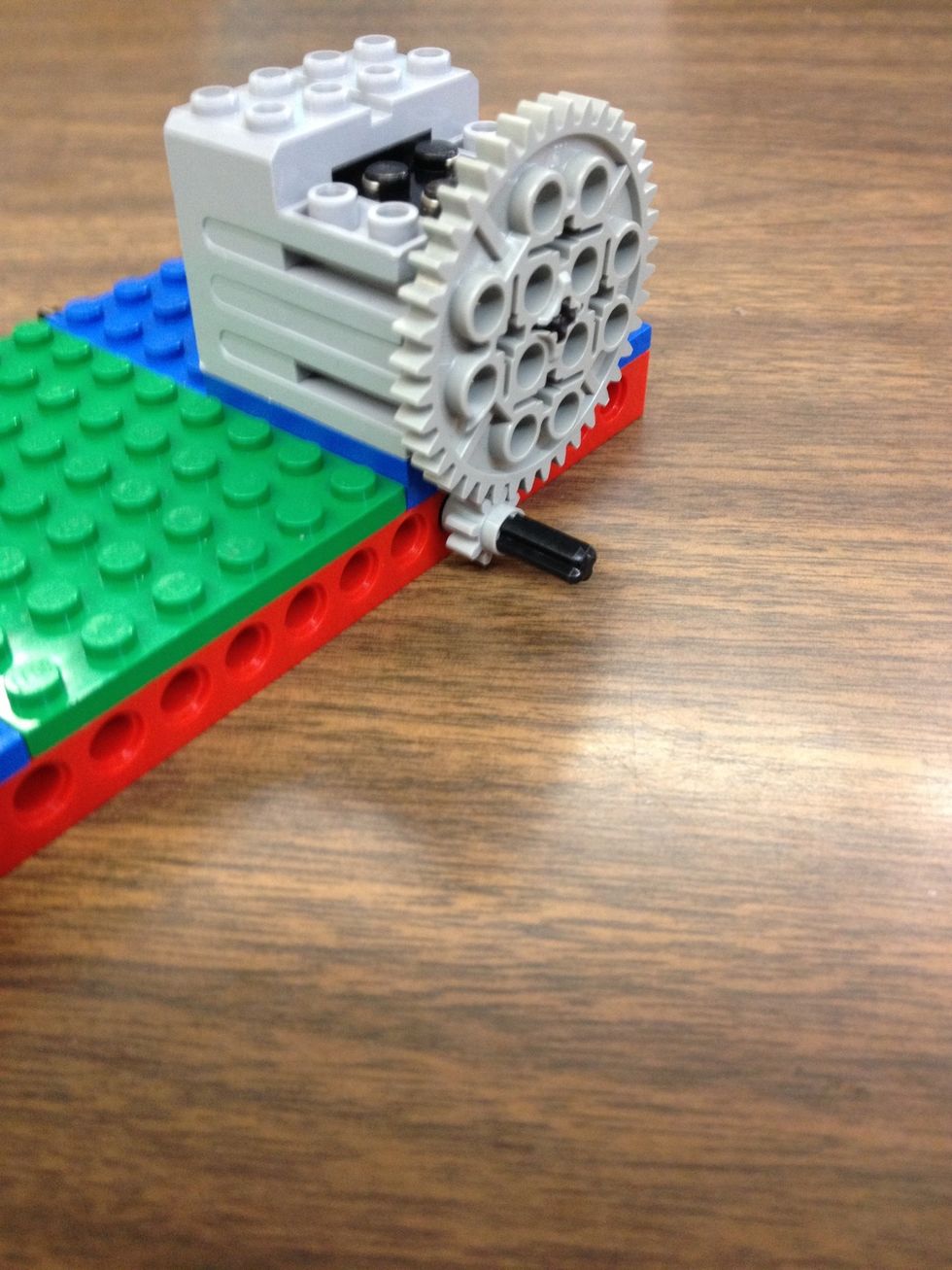 Place the 8 tooth gear on the rear axle so it fits snug with the 40 tooth.