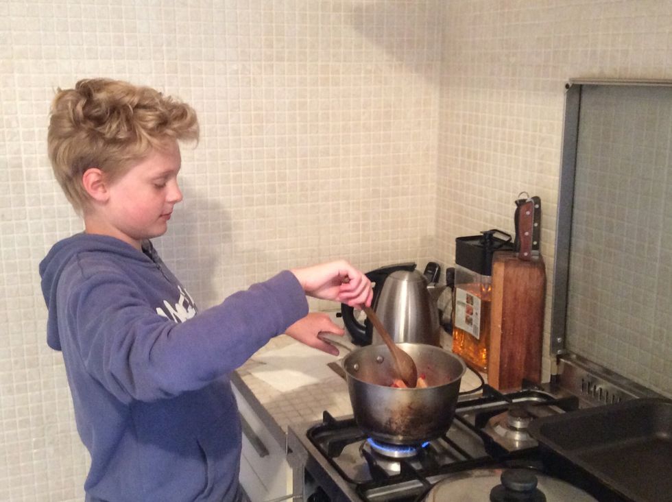 place the apples, blueberries, sugar, lemon juice, water, and vanilla bean into a 18 cm oven proof pan over medium heat