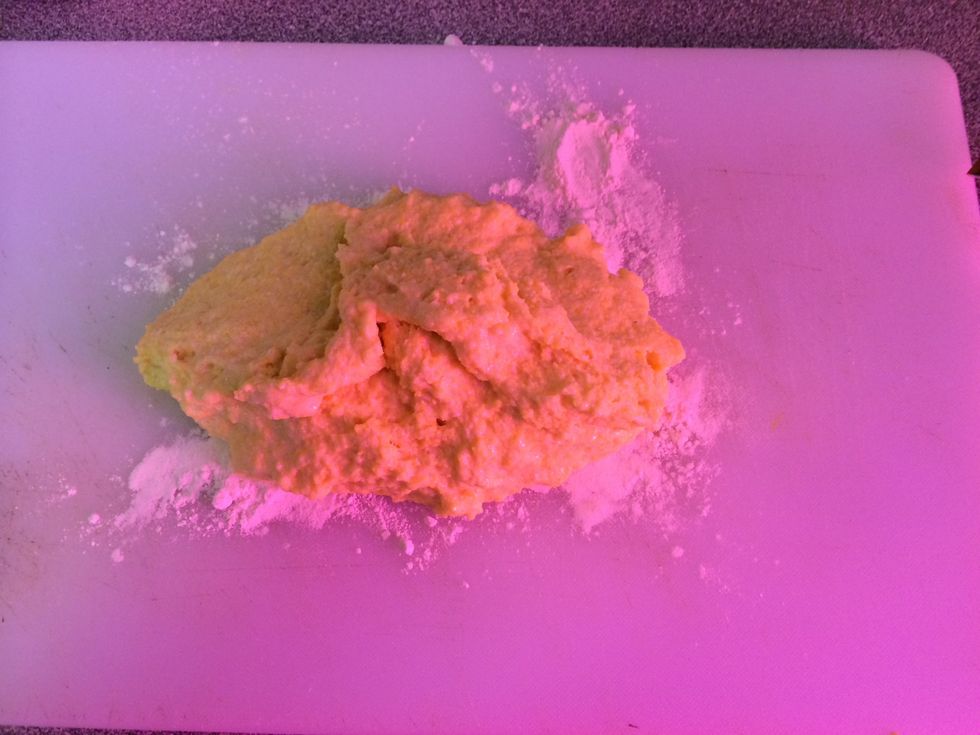 Place the ball of doing on the surface and knead until it is smooth.