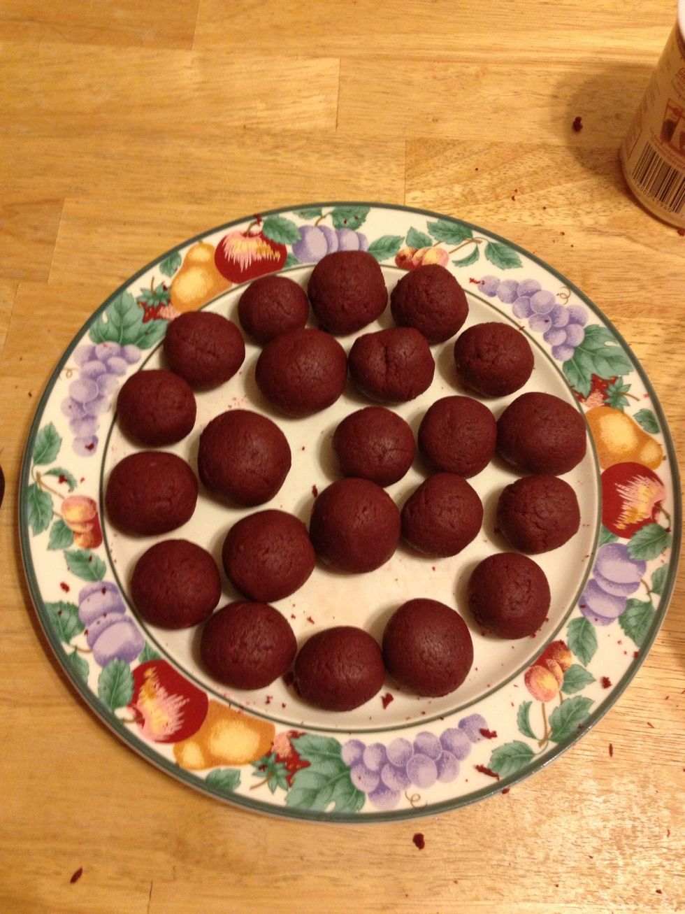Place the balls onto a plate and into the fridge for 30 minutes.