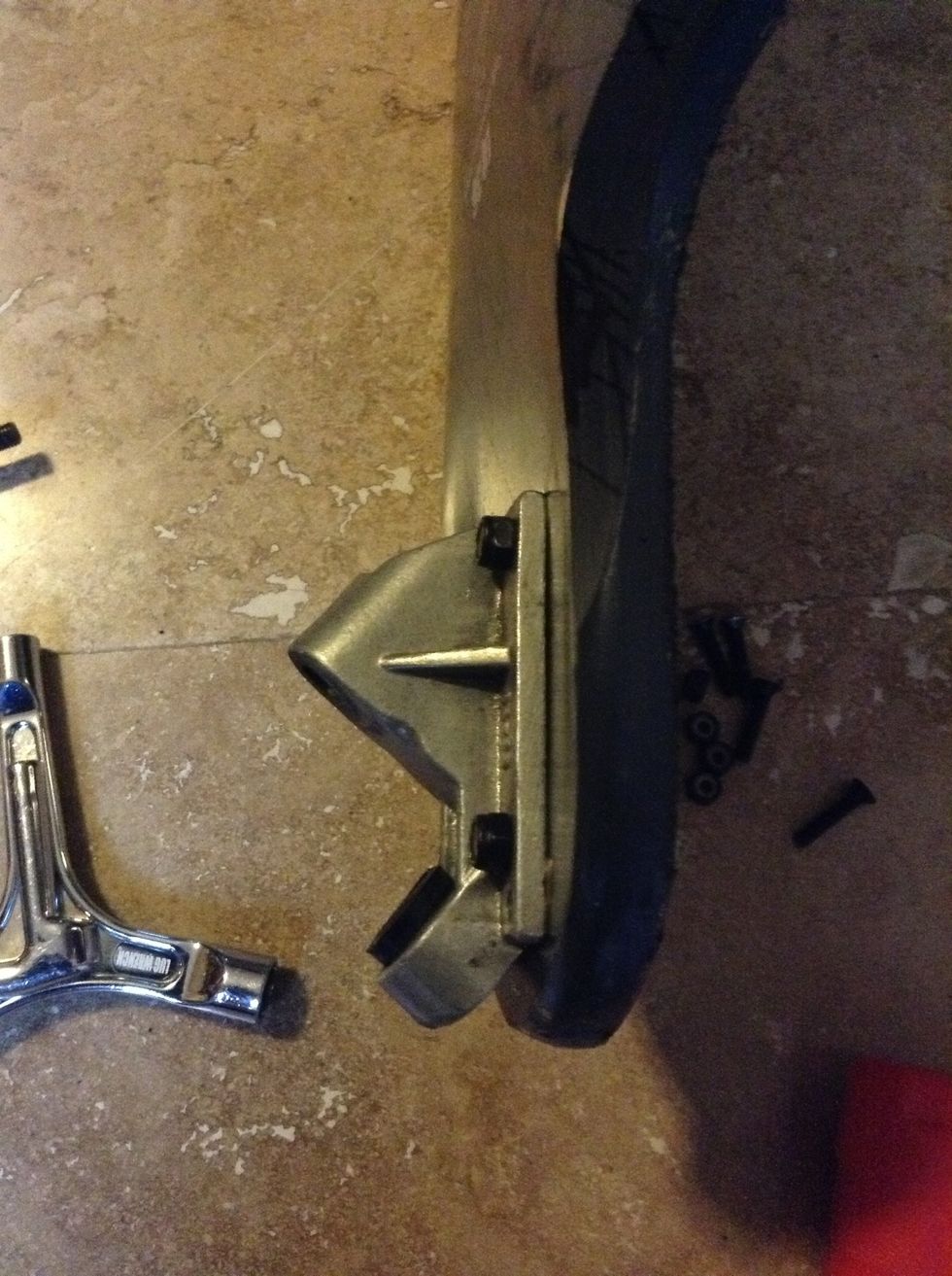 Place the baseplates facing outwards (as shown) and use the bolts to fasten it tightly. Loose screws will rattle and may come off. Remember to mount both baseplates, one on each side of the deck.
