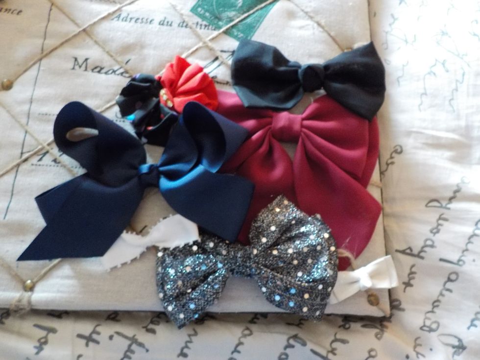 Place the bows in the opposite corner.