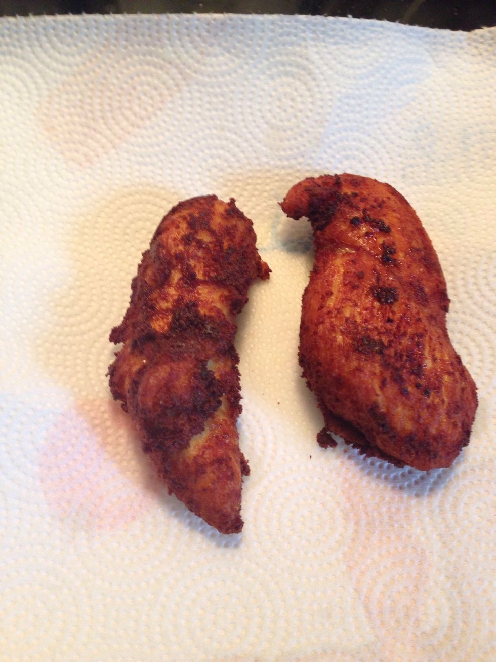 Place the chicken on the paper towel.