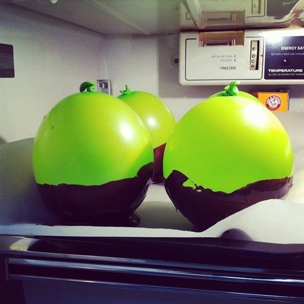 Place the completed balloons in the freezer for 10 minutes, or in the refrigerator for 15 minutes. Make sure the chocolate is fully hardened before taking them out!