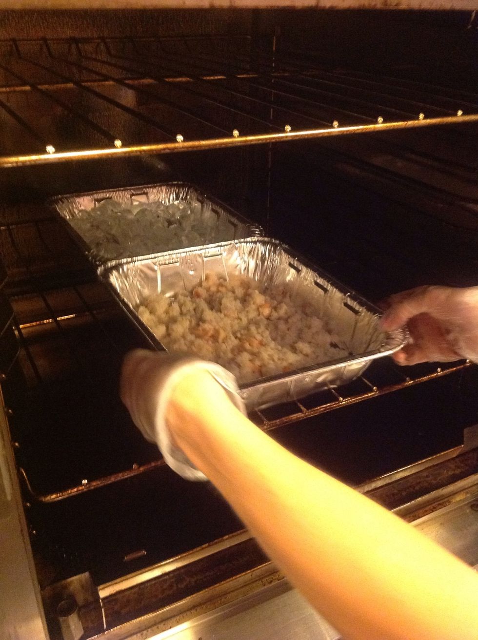 Place the crab meat in a pan for smoking