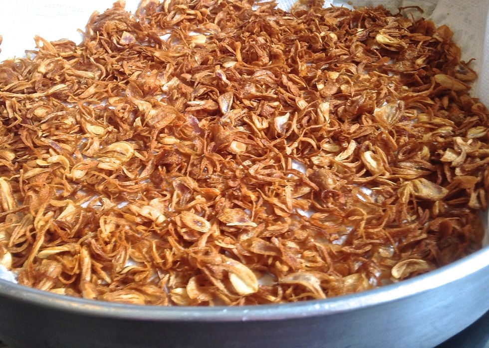 Place the crispy shallots on the plate over the kitchen paper. Spread the onions as much as possible to remove excess oil. Let cool.