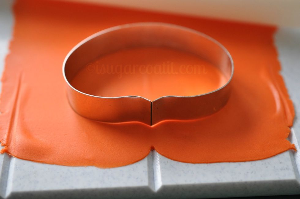 Place the cutter on gum paste and center over the groove. Press down firmly and evenly to cut out the petal shape.