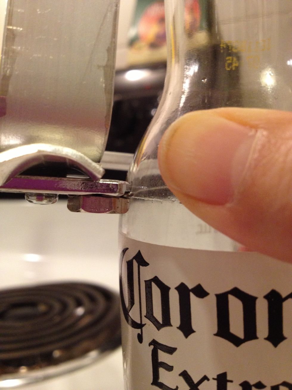 Place the cutter on the bottle PERPENDICULAR to the curve