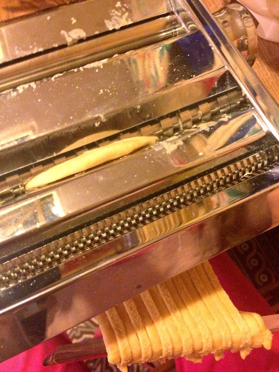 Place the dough between the rollers cutting (for those noodles ...). Attention to retrieve the pasta without breaking or sticking. Place the pasta on the dryer.