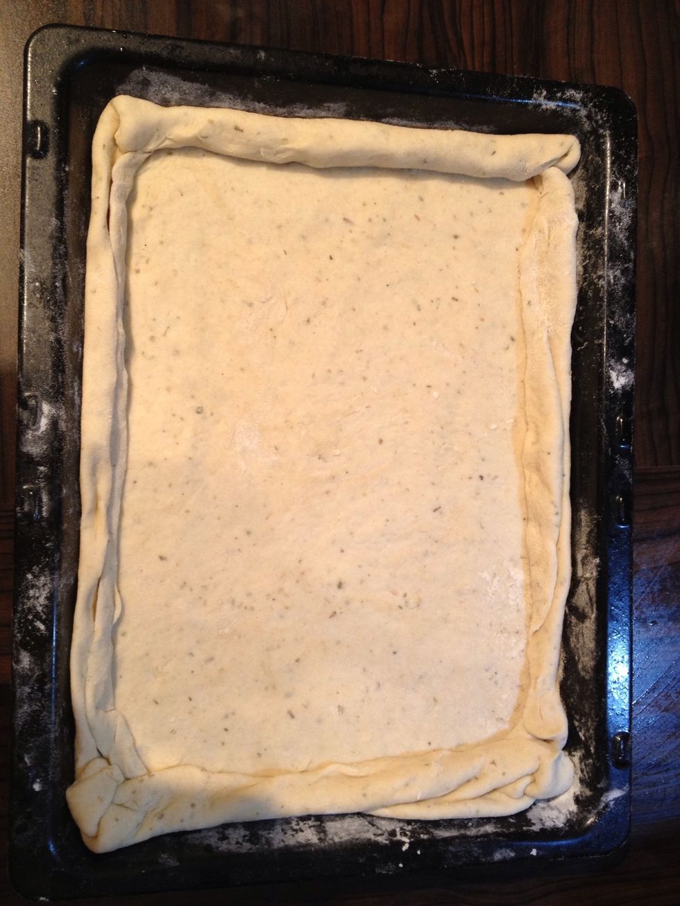 Place the dough inside the tray folding the excess in the corners, leave it aside (oven is fine)