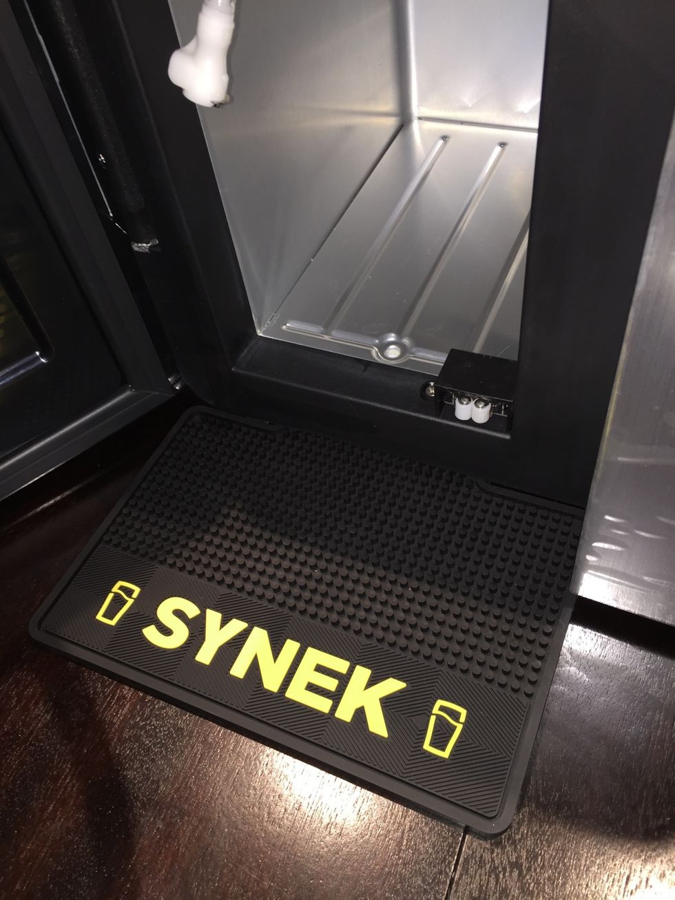 Place the drip mat under the Synek. Ensure that the mat is under the condensation hole visible on the front center-bottom of the holding compartment. If not, the condensation may leak out underneath.