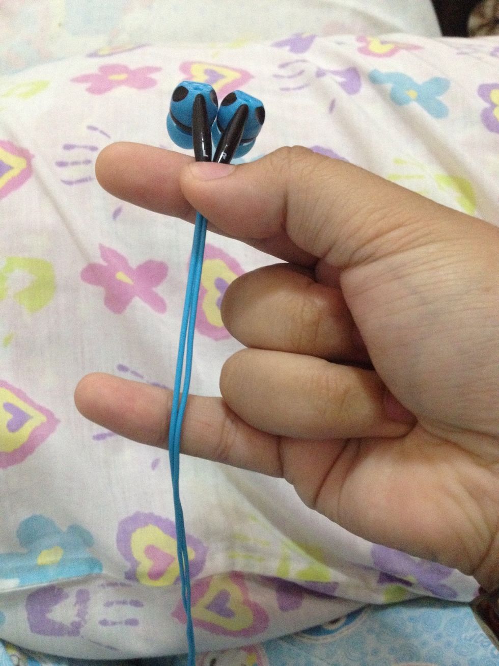 Place the earbuds on your pointer and pinky (see photo).