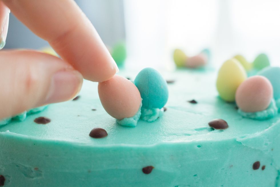 Place the eggs on top of the cake. 