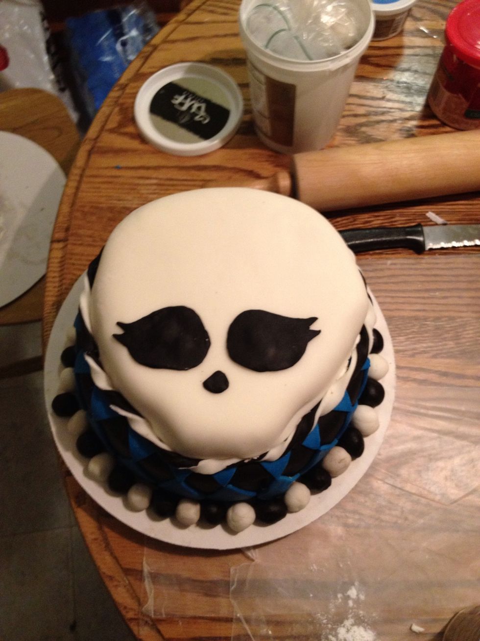 Place the eyes and nose on the Skullette layer using a small bit of frosting.