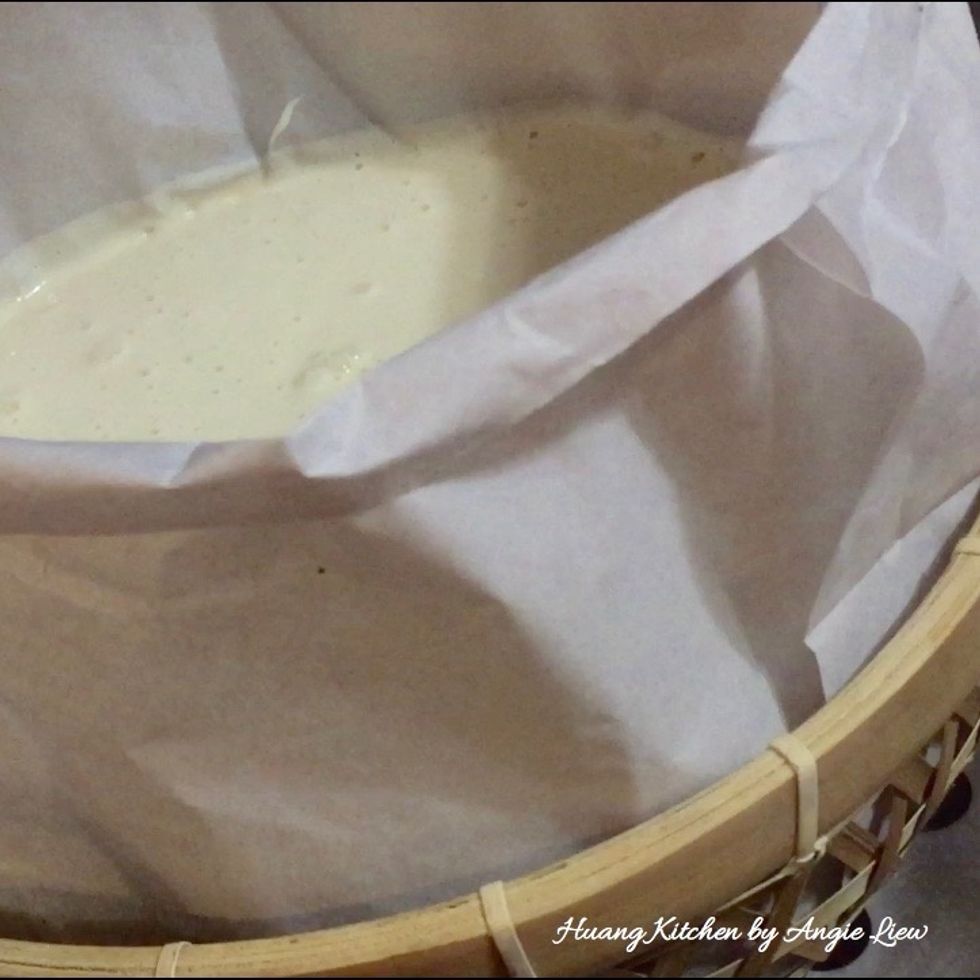 Place the filled bamboo tray onto a prepared steamer.