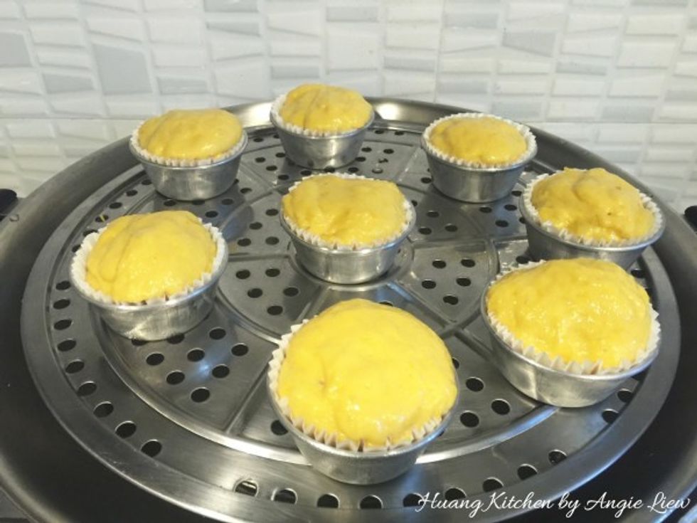 Place the filled pudding cups in the prepared steamer.