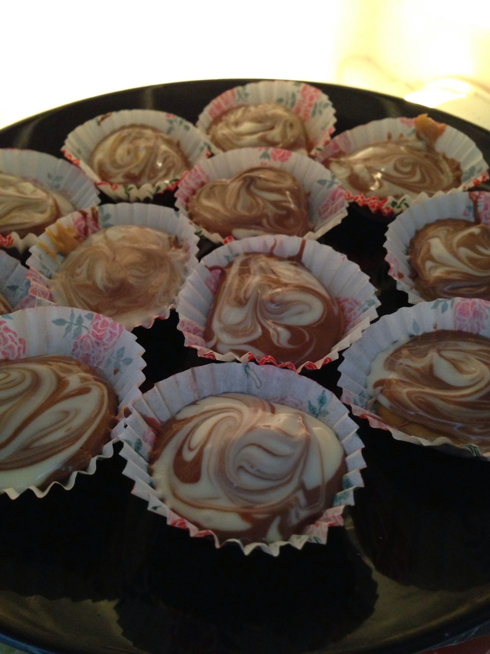 Place the finished cups back in the refrigerator and leave for a good hour or so to cool