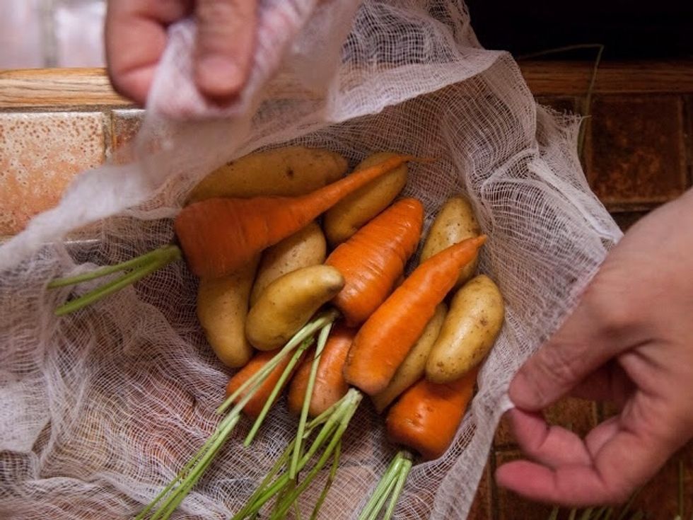 Place the hay in the bottom of the pot. Wrap the cleaned and dried vegetables in cheesecloth.