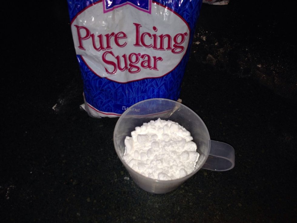 Place the icing sugar in a container.
