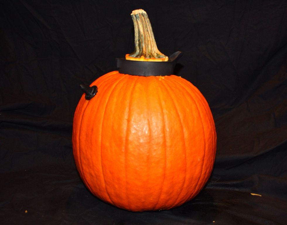 Place the infuser inside of the pumpkin and put the pumpkin top on top of that for a lid.