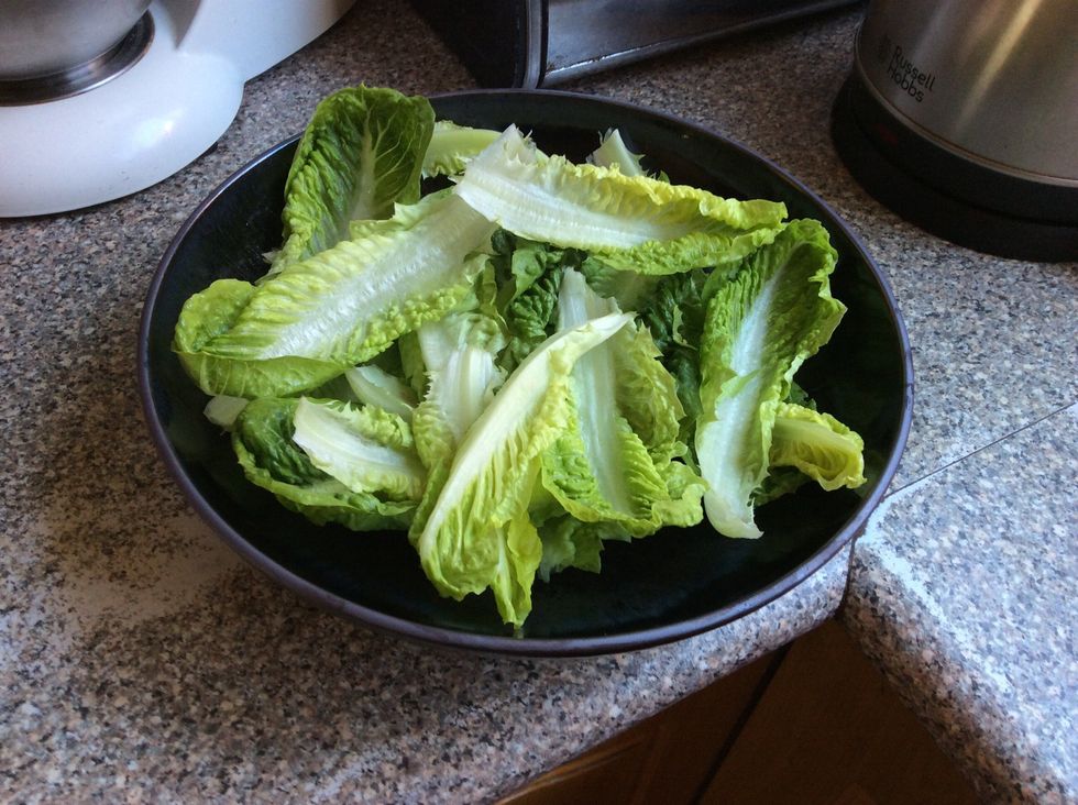 Place the lettuce in a serving bowl