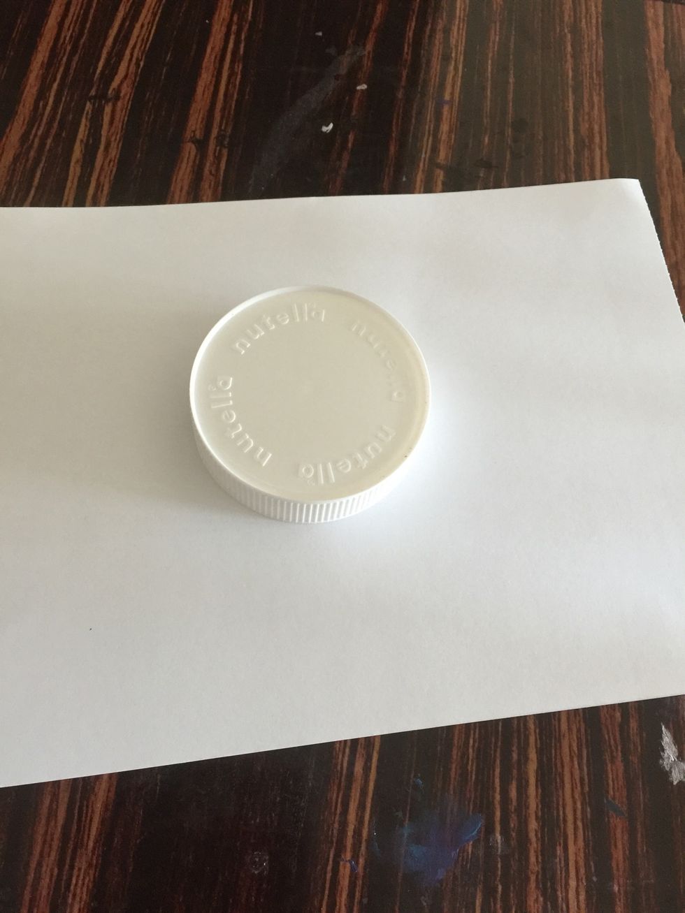 Place the lid on the paper.